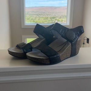 Platform sandals with velcro strap size 7